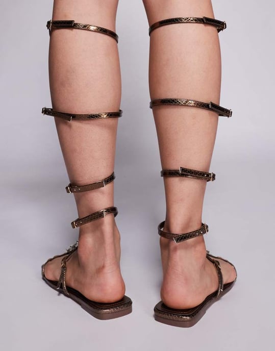 Simmi London breda Zenya gladiatorsandaler med stendetalj i bronzefärgad metall - Image 3