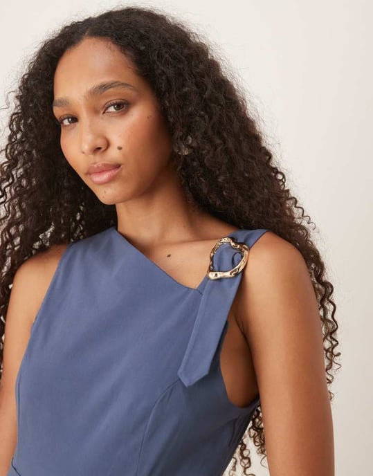 ASOS DESIGN asymmetrisk jumpsuit i flytande guld med banddetalj och omslag i marinblått - Image 2