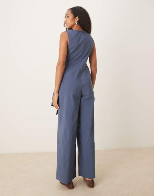 ASOS DESIGN asymmetrisk jumpsuit i flytande guld med banddetalj och omslag i marinblått - Image 3