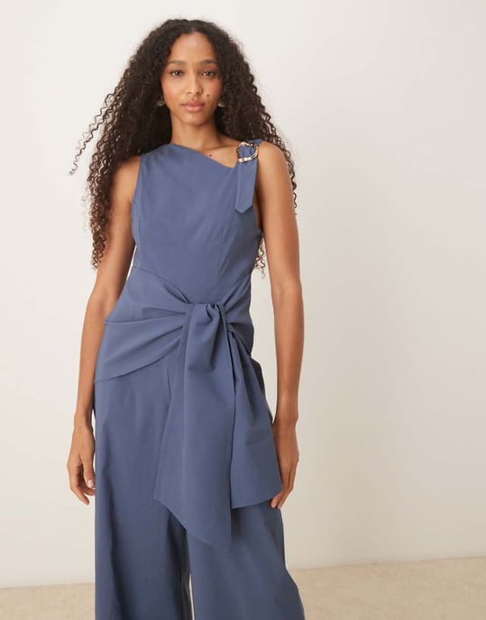 ASOS DESIGN asymmetrisk jumpsuit i flytande guld med banddetalj och omslag i marinblått - Image 4