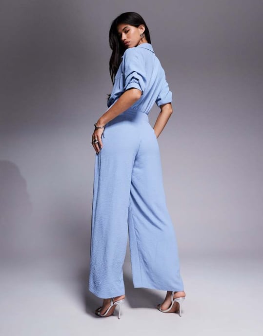 ASOS DESIGN draperad krage vidbenad jumpsuit i blått - Image 3