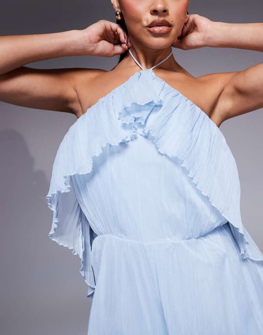 ASOS DESIGN texturerad halterneck jumpsuit med vida ben och volangdetaljer i ljusblå - Image 2