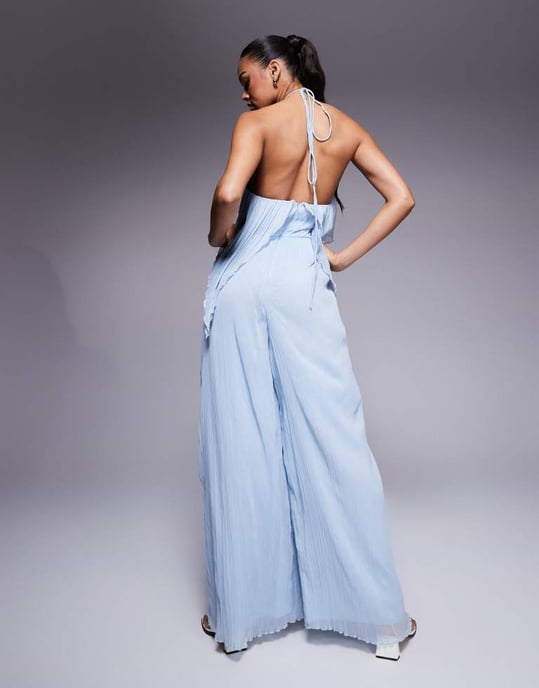 ASOS DESIGN texturerad halterneck jumpsuit med vida ben och volangdetaljer i ljusblå - Image 4