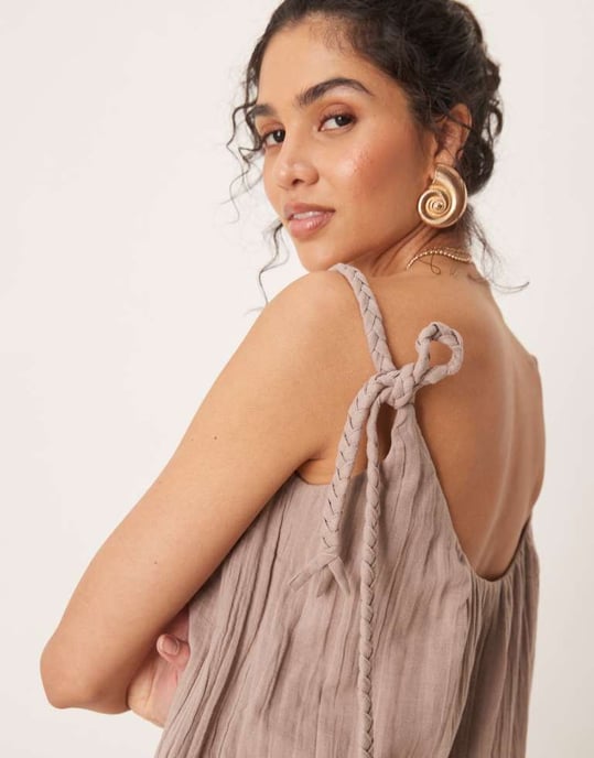 ASOS DESIGN dubbeltyg flätad slipsdetalj scoop neck byxdress i taupe - Image 2