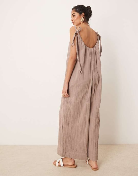 ASOS DESIGN dubbeltyg flätad slipsdetalj scoop neck byxdress i taupe - Image 3