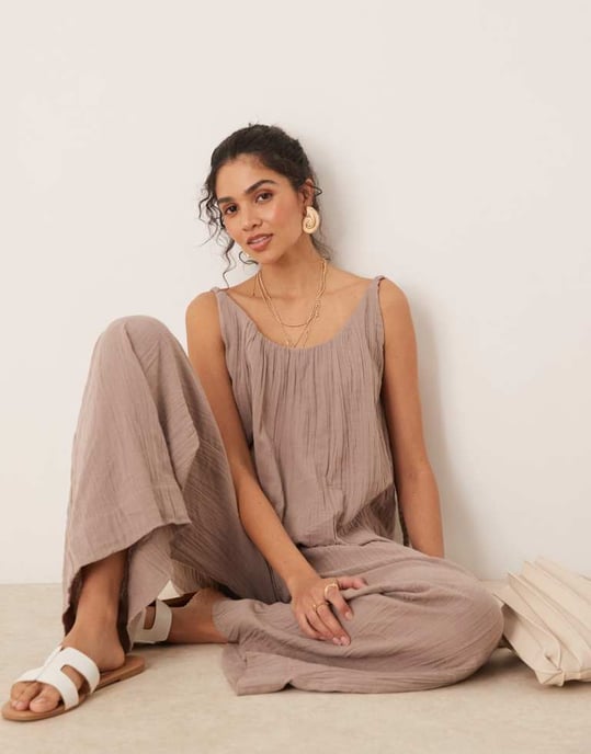 ASOS DESIGN dubbeltyg flätad slipsdetalj scoop neck byxdress i taupe - Image 4