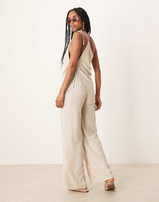 ASOS DESIGN linne jumpsuit med asymmetriska band i stenrandig - Image 2