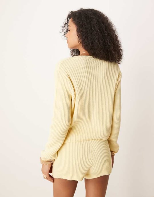 ASOS DESIGN välsittande stickad kofta i gult - Image 3