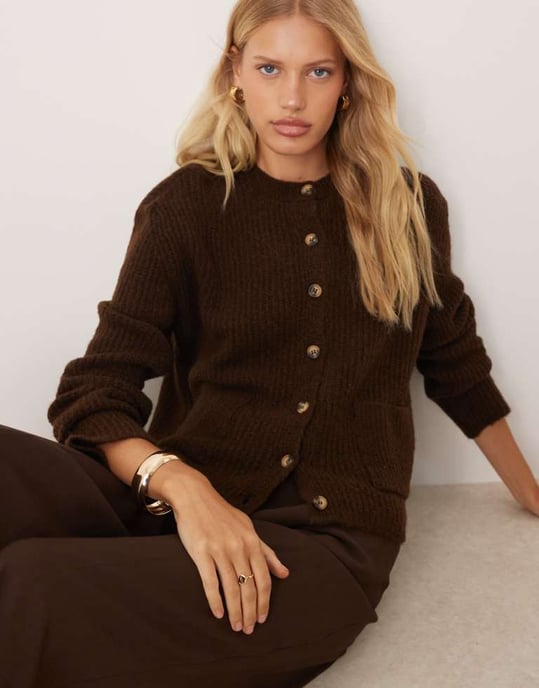 ASOS DESIGN stickad cardigan med lapplagar i ull i brunt - Image 1