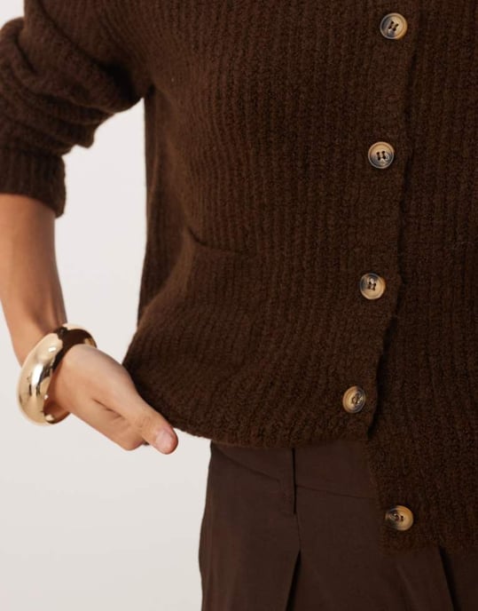 ASOS DESIGN stickad cardigan med lapplagar i ull i brunt - Image 2