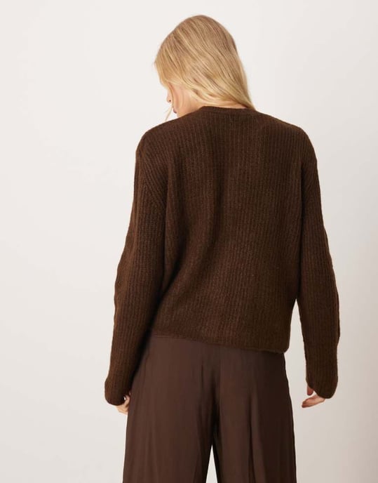 ASOS DESIGN stickad cardigan med lapplagar i ull i brunt - Image 4