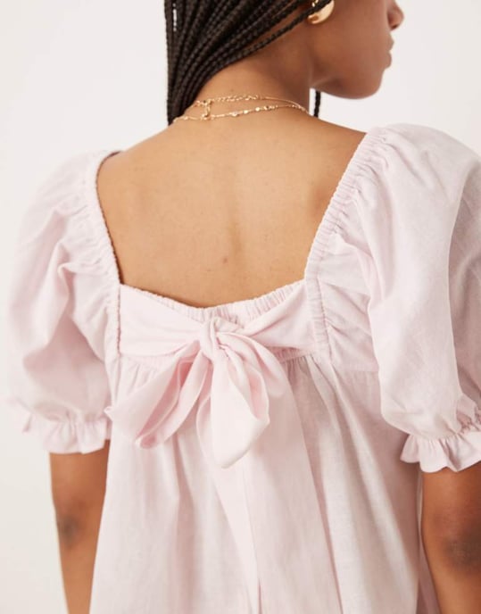 ASOS DESIGN linne babydoll puffärms playsuit med rosett bakdetalj i puderrosa - Image 2