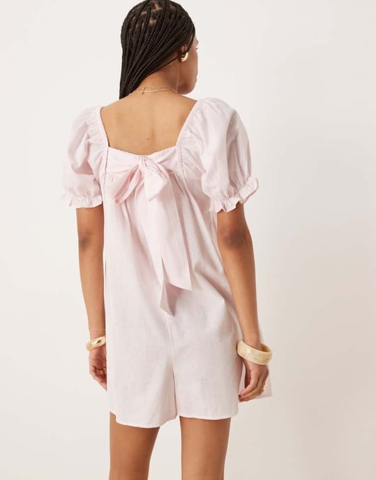 ASOS DESIGN linne babydoll puffärms playsuit med rosett bakdetalj i puderrosa - Image 4