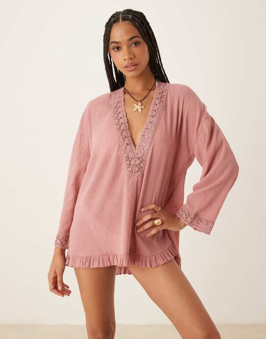 ASOS DESIGN crinklad djup urringning broderad strandklänning i dammig rosa - Image 2