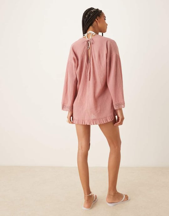 ASOS DESIGN crinklad djup urringning broderad strandklänning i dammig rosa - Image 4