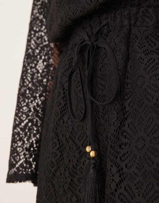 ASOS DESIGN virkad långärmad miniklänning med dragsko i svart - Image 4