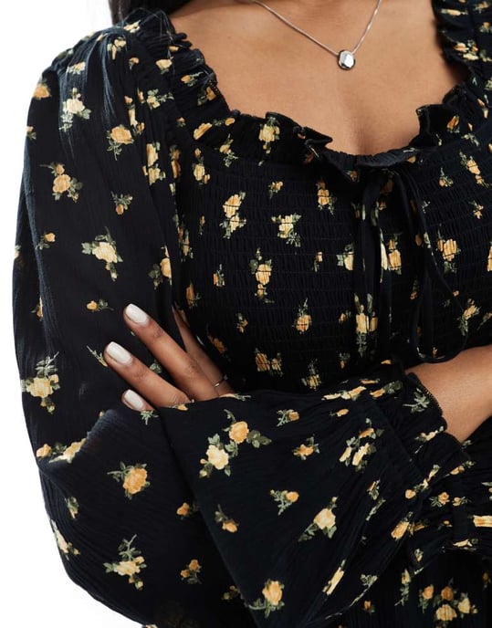 Miss Selfridge långärmad blommig jumpsuit i svart - Image 4