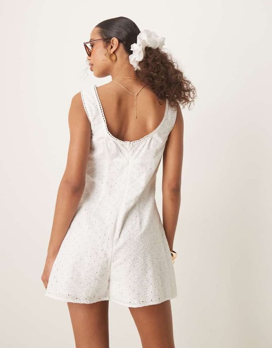 ASOS DESIGN snörad playsuit med facksydd detalj i broderi i vitt - Image 4