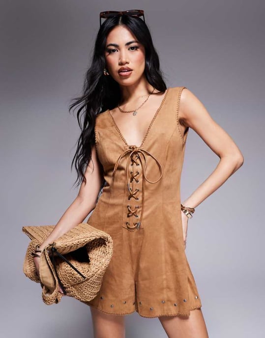 ASOS DESIGN suedette speldräkt med snörning och nitar i beige - Image 1