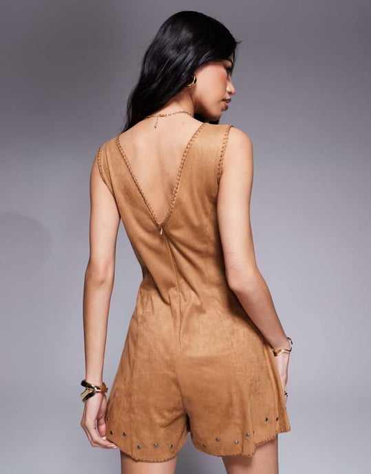 ASOS DESIGN suedette speldräkt med snörning och nitar i beige - Image 2