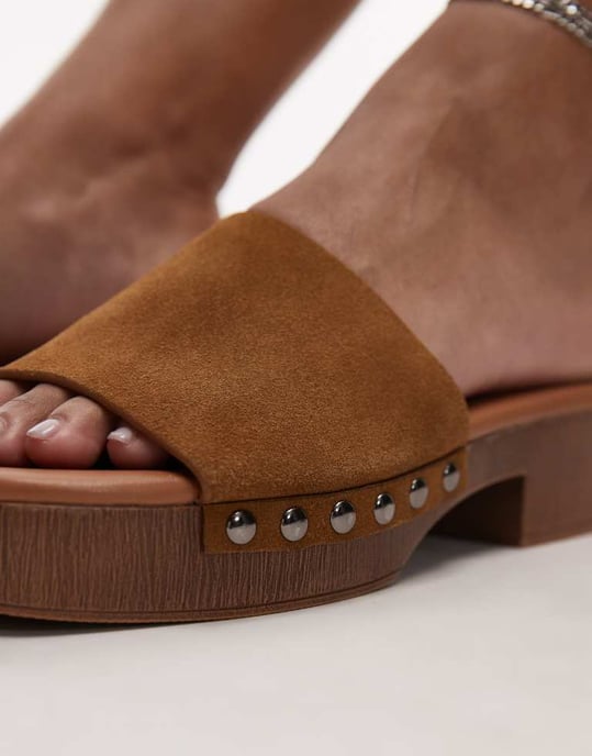Topshop Hamilton mocka träskor med nitar i beige - Image 2