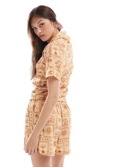 Vero Moda boxy knyt-fram skjorta set i tonalt vykortsprint - Image 4