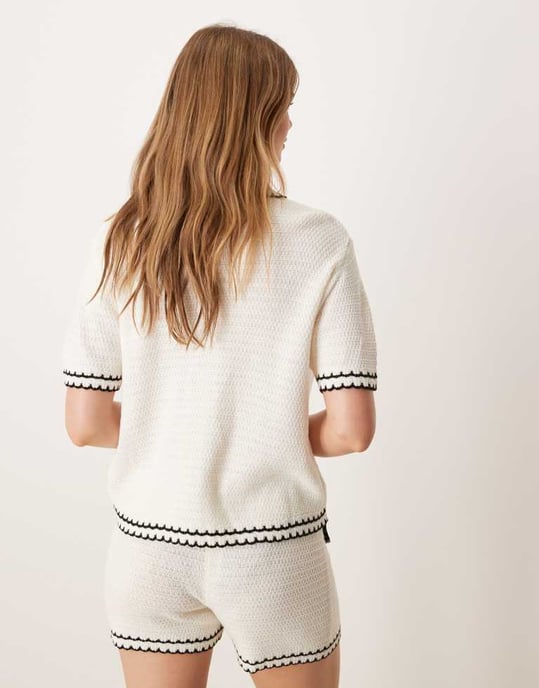 ASOS DESIGN stickad strandset knäppdopp top med kontrasterande vågigt stygn i krämfärg - Image 2