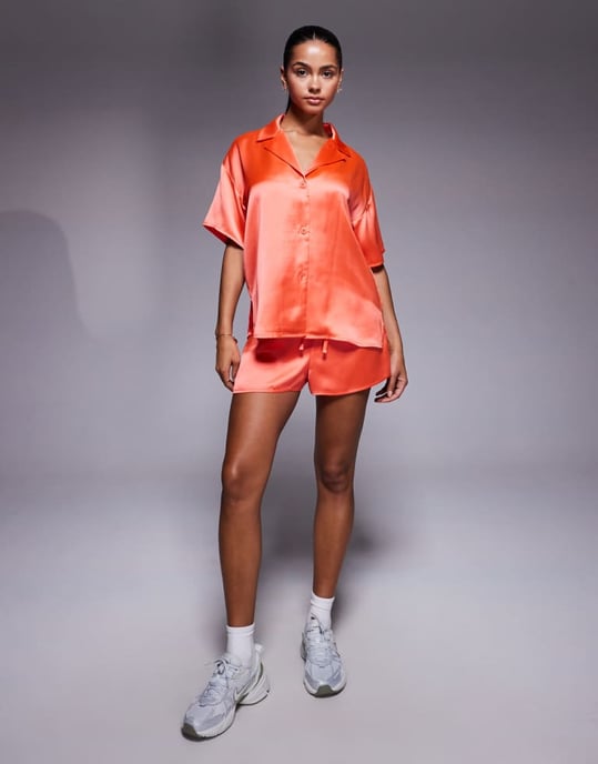 ASOS DESIGN kortärmad satin matchande skjorta i korall - Image 2