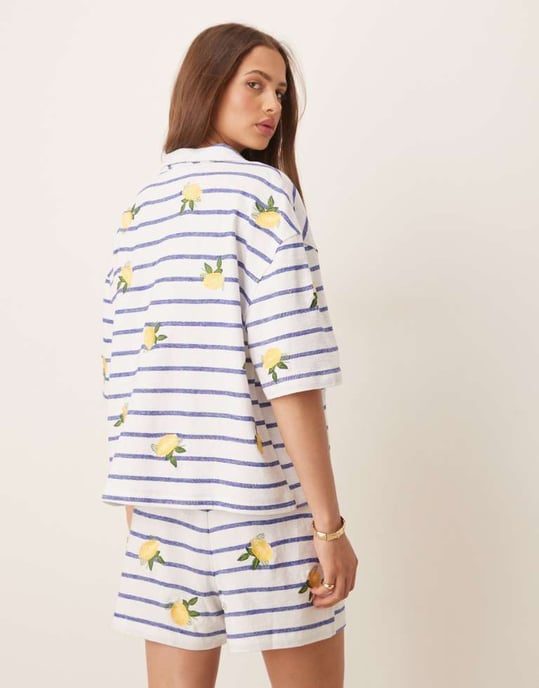 ASOS DESIGN skjorta med revere-rand och citronbroderi - Image 3