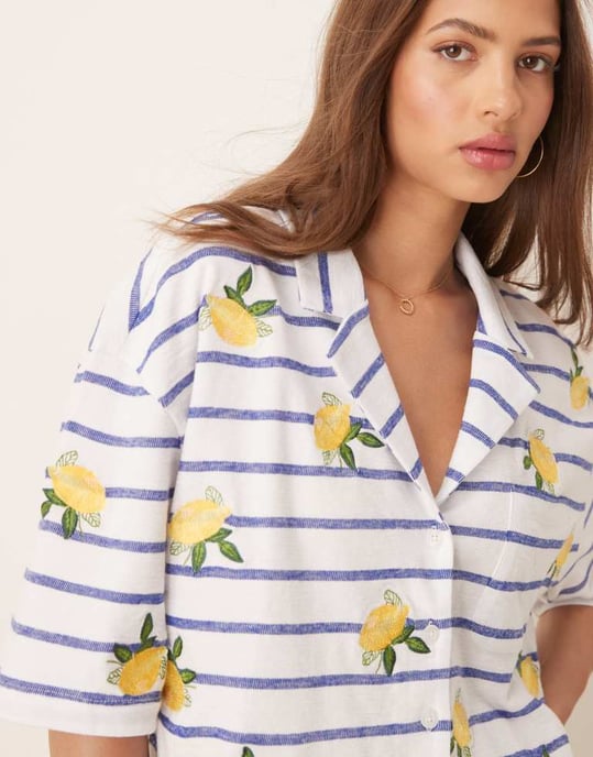 ASOS DESIGN skjorta med revere-rand och citronbroderi - Image 4