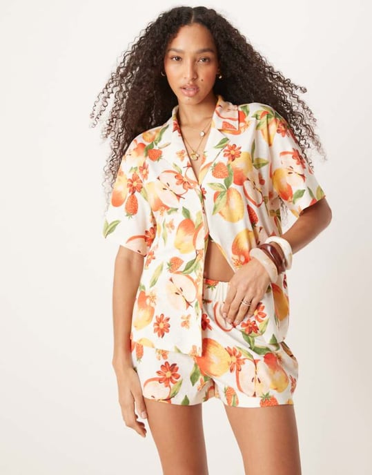 ASOS DESIGN linne-look skjorta med revers i fruktmönster - Image 1