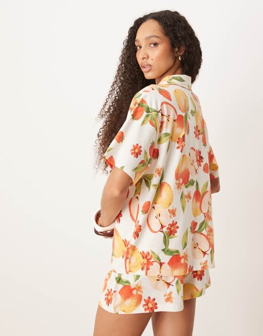 ASOS DESIGN linne-look skjorta med revers i fruktmönster - Image 4