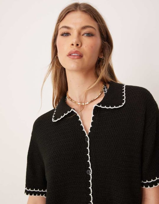 ASOS DESIGN stickad strandkoordinations topp med kontrasterande scallop-söm i svart - Image 2