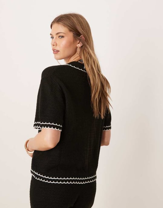 ASOS DESIGN stickad strandkoordinations topp med kontrasterande scallop-söm i svart - Image 4