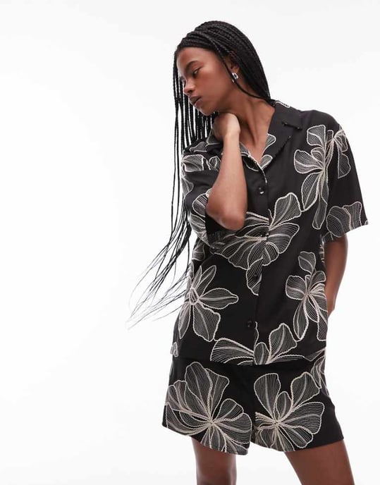 Topshop koord monofloral texturerad resortskjorta i svart - Image 1