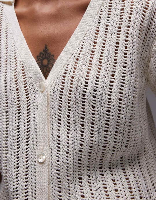 ARKET löst sittande pappersstickad kortärmad beach skjorta med knappar i off white - Image 3