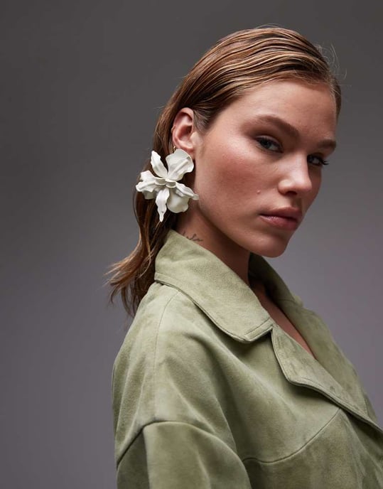 Topshop samordnad äkta mocka resortskjorta i khaki - Image 3