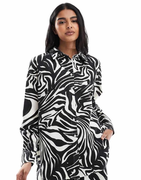 ASOS DESIGN oversized linne-look skjorta i delad zebra-mönster - Image 2