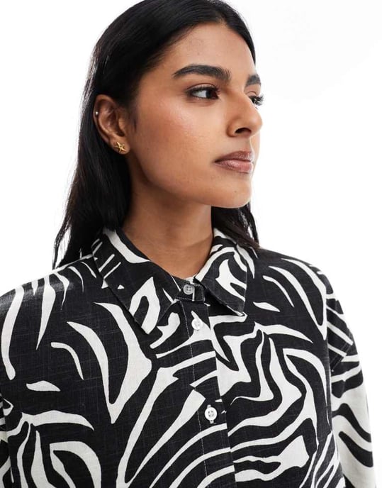 ASOS DESIGN oversized linne-look skjorta i delad zebra-mönster - Image 3