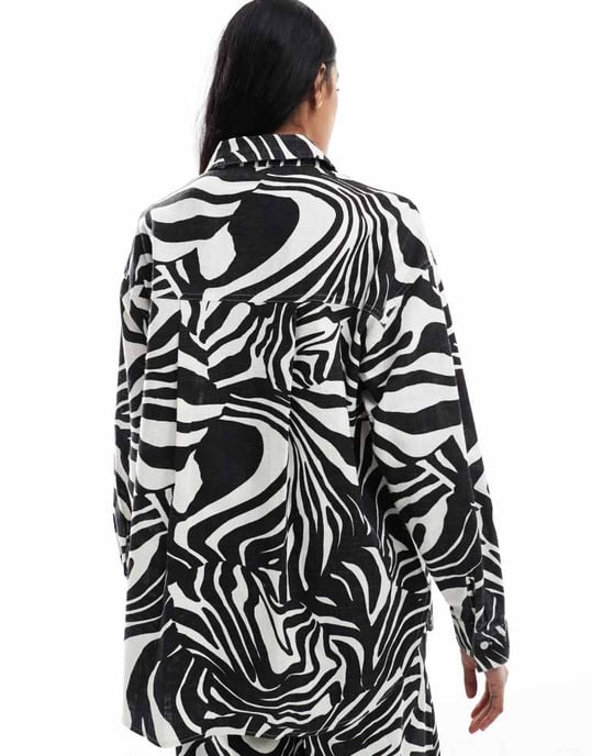 ASOS DESIGN oversized linne-look skjorta i delad zebra-mönster - Image 4