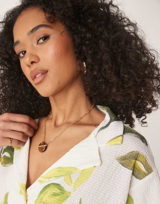 ASOS DESIGN oversized skjorta med slagkrage i citrontryck - Image 2