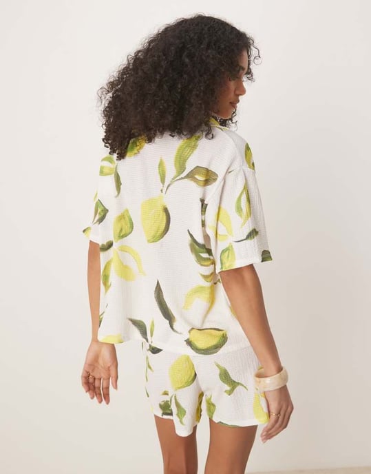 ASOS DESIGN oversized skjorta med slagkrage i citrontryck - Image 3