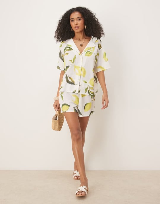 ASOS DESIGN oversized skjorta med slagkrage i citrontryck - Image 4