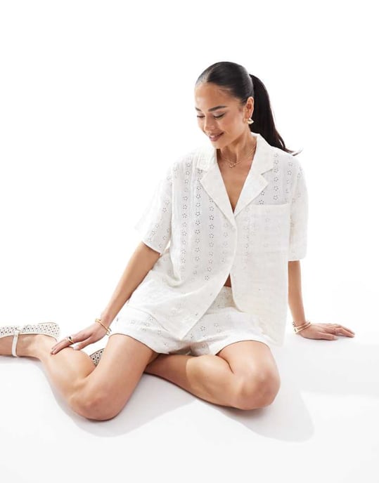 ASOS DESIGN broderad krage koordinerad skjorta i krämfärg - Image 1