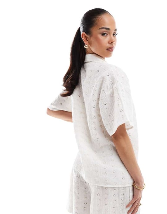 ASOS DESIGN broderad krage koordinerad skjorta i krämfärg - Image 4