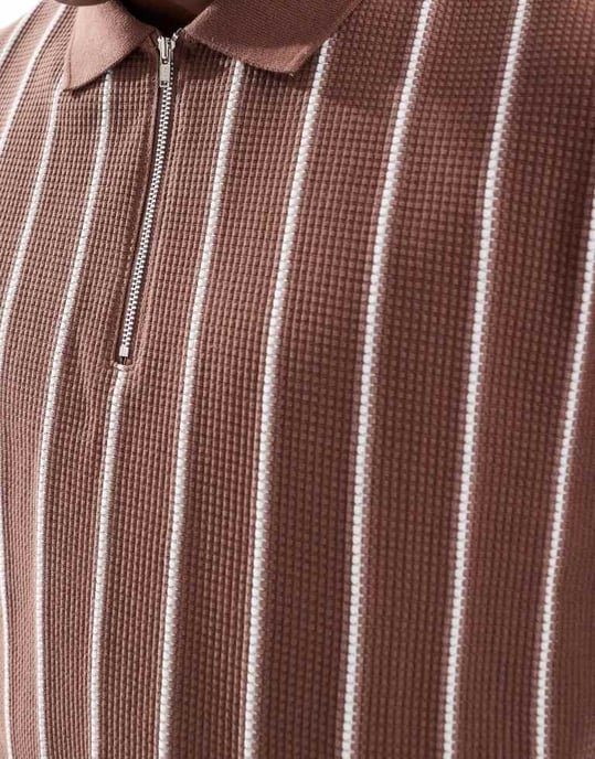 ASOS DESIGN avslappnad boxig randig halvdraget polo i brunt och vitt - Image 2