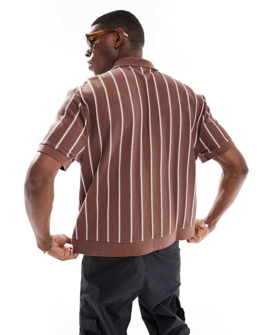 ASOS DESIGN avslappnad boxig randig halvdraget polo i brunt och vitt - Image 4