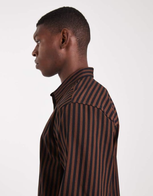ASOS DESIGN regular fit randig skjorta i brunt - Image 4