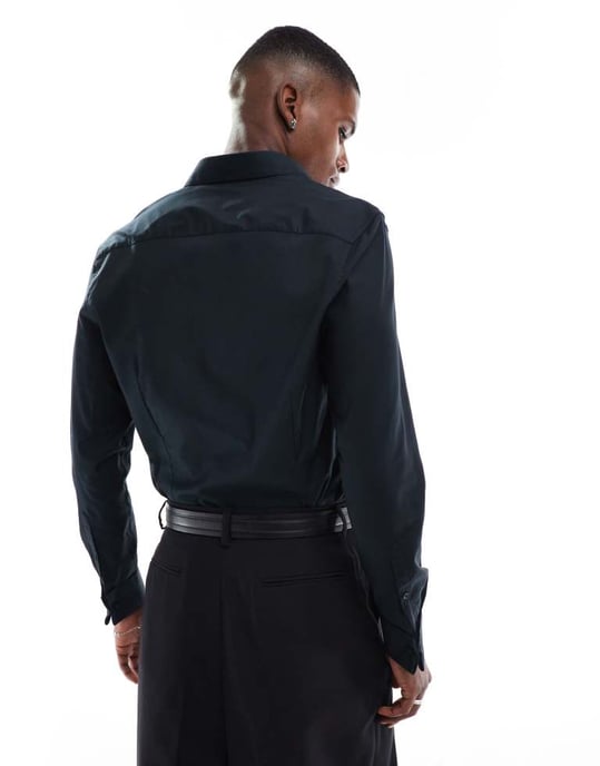 ASOS DESIGN formell lättstruken slim twill skjorta med manschettdetalj i svart - Image 4