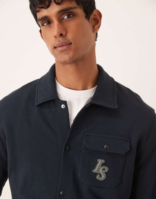 Lyle & Scott Emblem Loopback Overskjorta i marinblå - Image 3